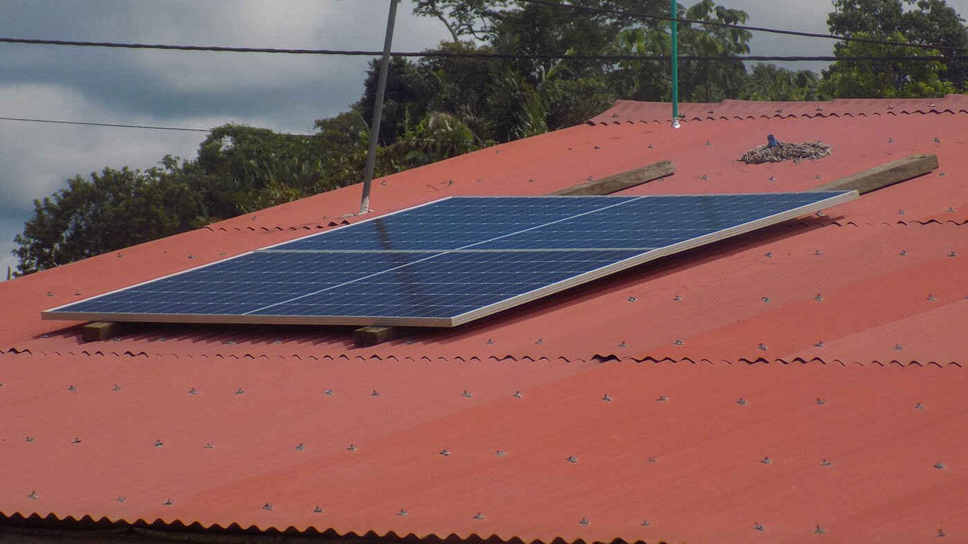 Panel solar instalado en el techo de una de las casas. Fotos: Eduardo Mojica, profesor de la Facultad de Ingeniería de la UNAL.