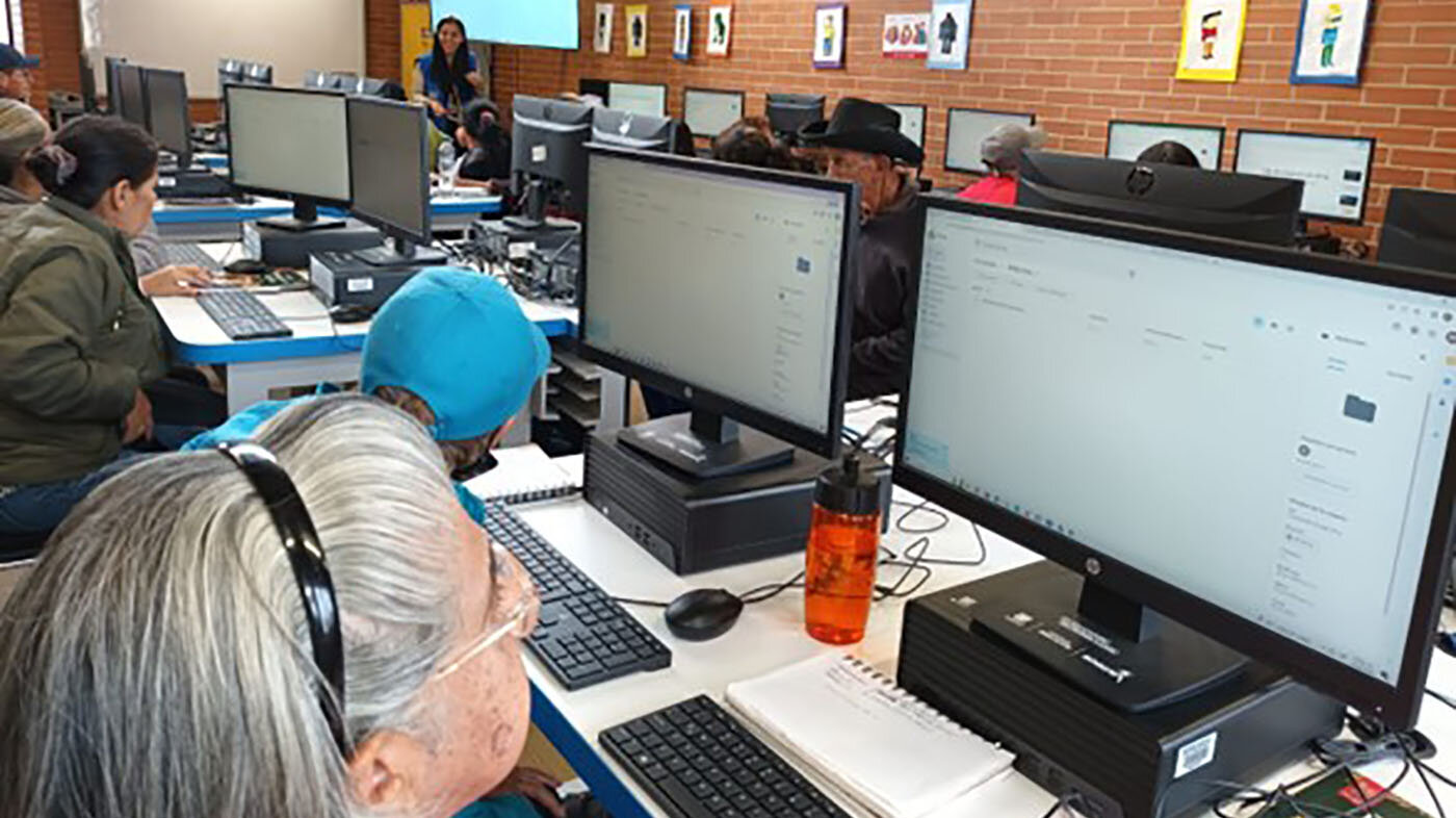 El programa “Embajadores Digitales” capacita a las personas mayores de 55 años en el uso de las herramientas TIC. Foto: LAB 101.