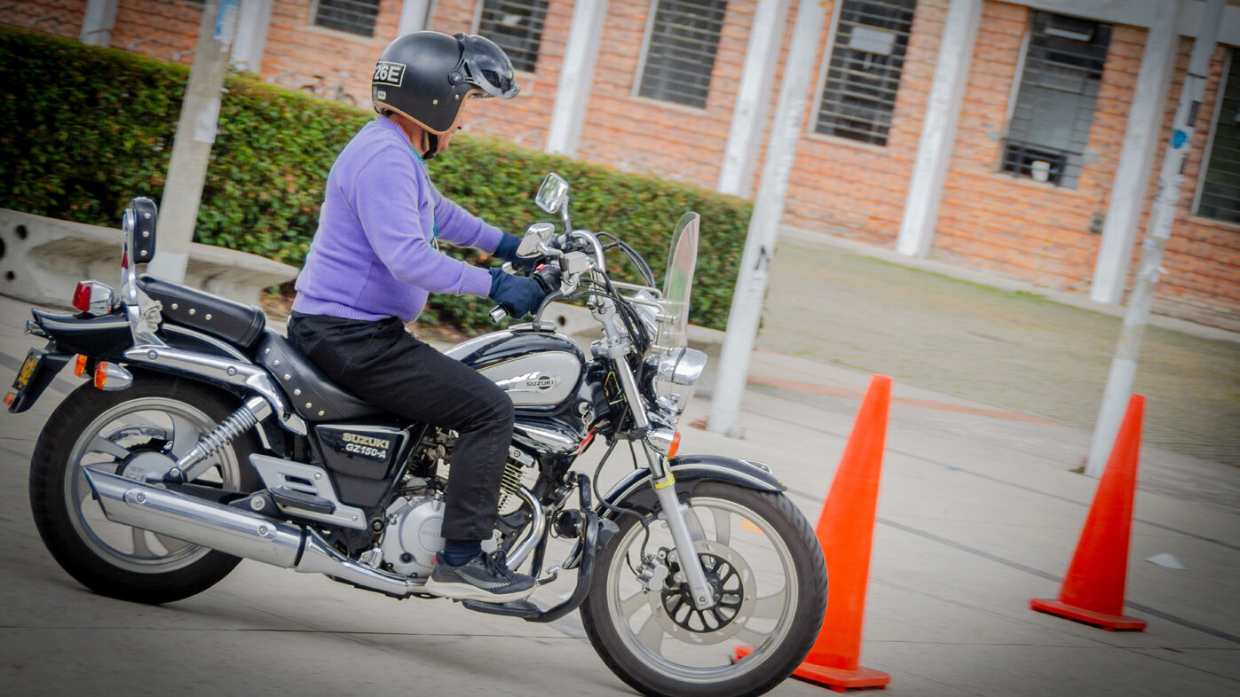 Durante el Taller de Motodestrezas unos 20 participantes atravesaron esta pista para mostrar sus destrezas en la moto. Fotos: María Fernanda Londoño, Unimedios.