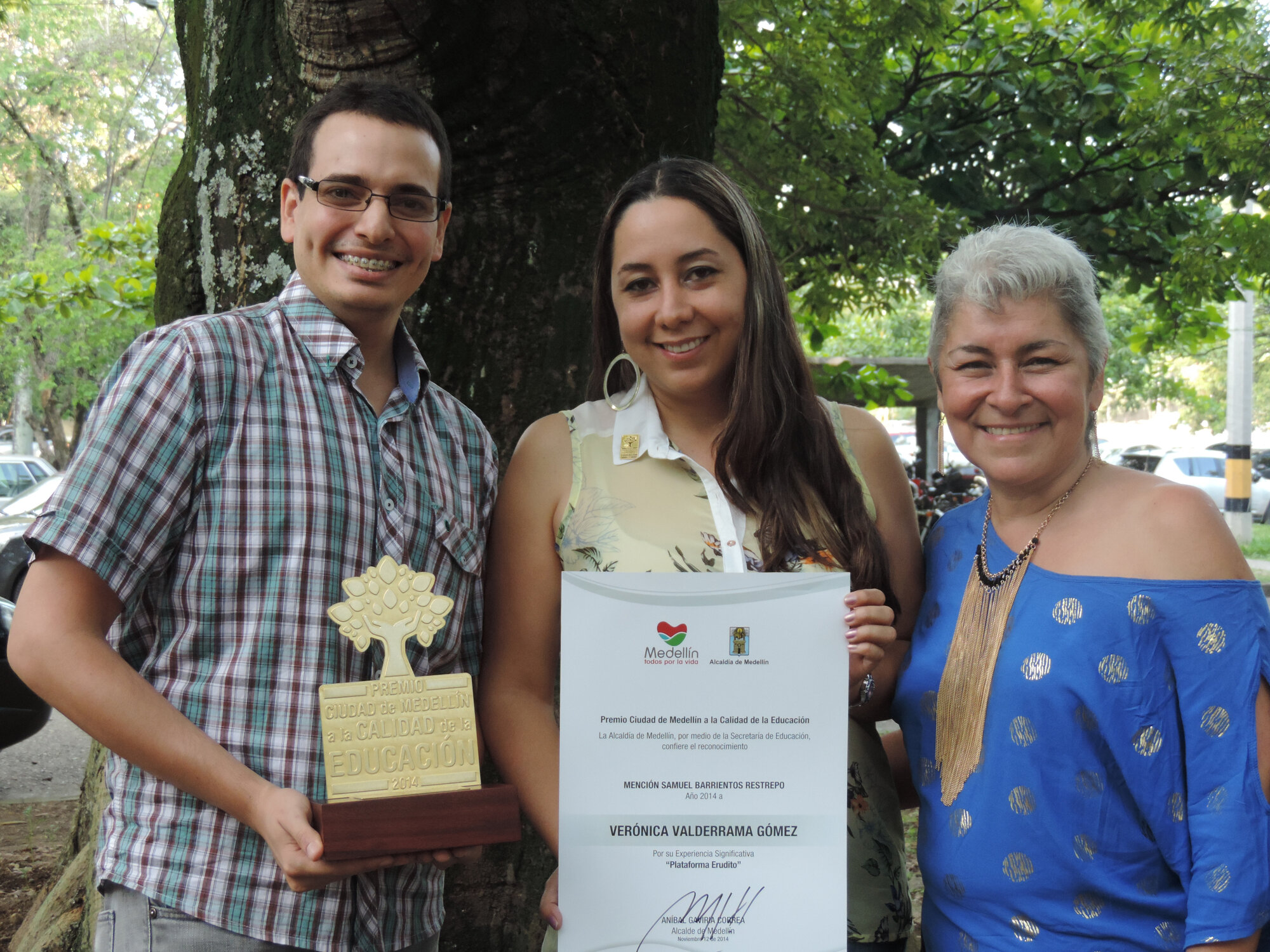 El profesor de la Maestría en Enseñanza de las Ciencias Exactas y Naturales, Alejandro Piedrahita, junto a Verónica  Valderrama y su madre. Fotos cortesía