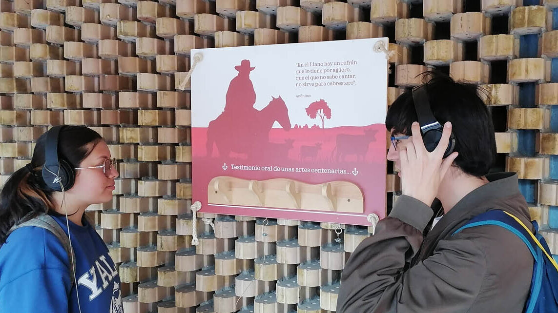“Cantos de trabajo 'e Llano” cuenta con dispositivos sonoros para que los visitantes puedan escuchar los cantos de vaquería. Foto: profesor Edmon Castell, Maestría en Museología de la UNAL.