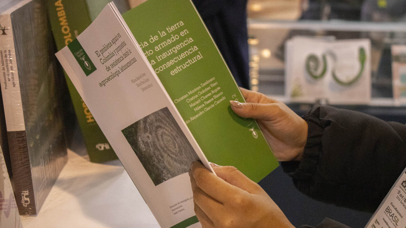 El libro El problema agrario en Colombia y propuestas de resistencia desde la agroecología latinoamericana es una de las novedades de la UNAL en la FilBo. Foto: Nicol Torres, Unimedios.