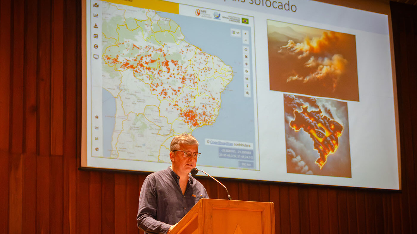 Paulo Petersen, invitado de Brasil, en su intervención en la apertura del Congreso Popular, Político y Científico en Agro-ecología en la UNAL. Fotos: María Fernanda Londoño, Unimedios.