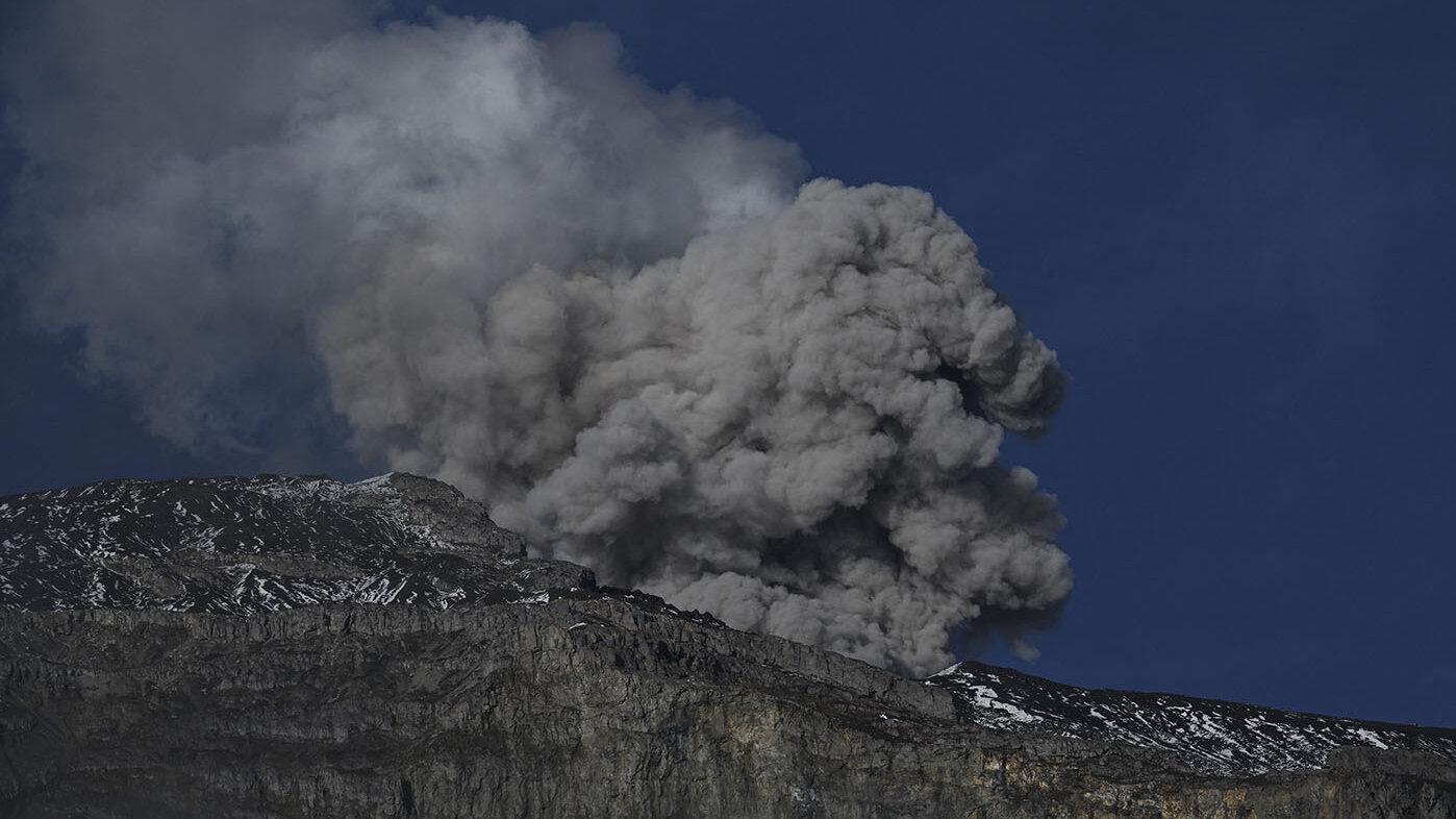 La alerta naranja del Volcán Nevado del Ruiz se debe mantener, ya que aún tiene una actividad inestable. Foto: Joaquín Sarmiento – AFP.