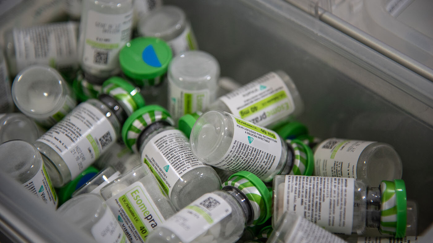 Los empaques de algunos medicamentos inyectables en el país son similares en color, tamaño y presentación, lo cual puede llevar a errores médicos en su aplicación. Foto: Jeimi Villamizar, Unimedios.