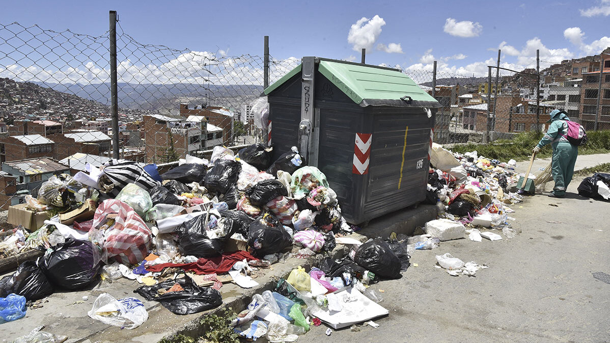 En algunos contenedores de basura el desbordamiento ocurre porque los camiones no realizan la recolección de forma oportuna. Foto: Aizar RALDES / AFP