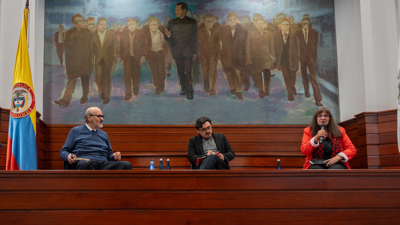 De izquierda a derecha los profesores Leopoldo Múnera Ruiz, rector de la UNAL; Daniel Cujabán, de la Universidad de Salerno (Italia), y Mabel Thwaites, de la Universidad de Buenos Aires. Foto: María Fernanda Londoño de la Hoz, Unimedios.