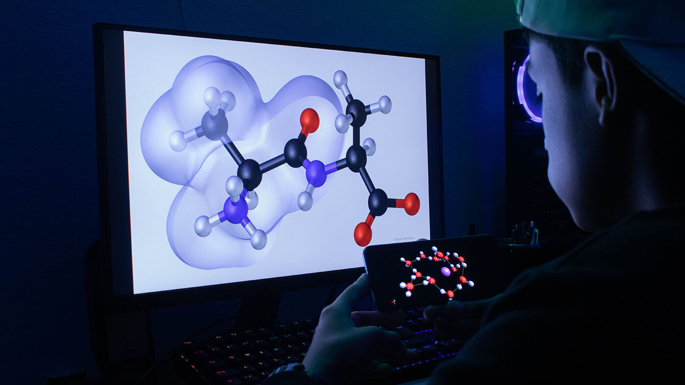 La química computacional ayuda a entender mejor los procesos de interacción en las moléculas de agua, disminuyendo costos y tiempos de fabricación de fármacos. Foto: Nicol Torres – Unimedios.