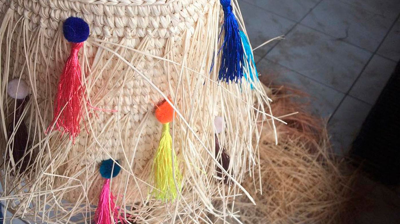 La palma de iraca se utiliza para elaborar artesanías como sombreros, bolsos, aretes y collares. Foto: Jorge Mejía - Artesanías de Colombia.