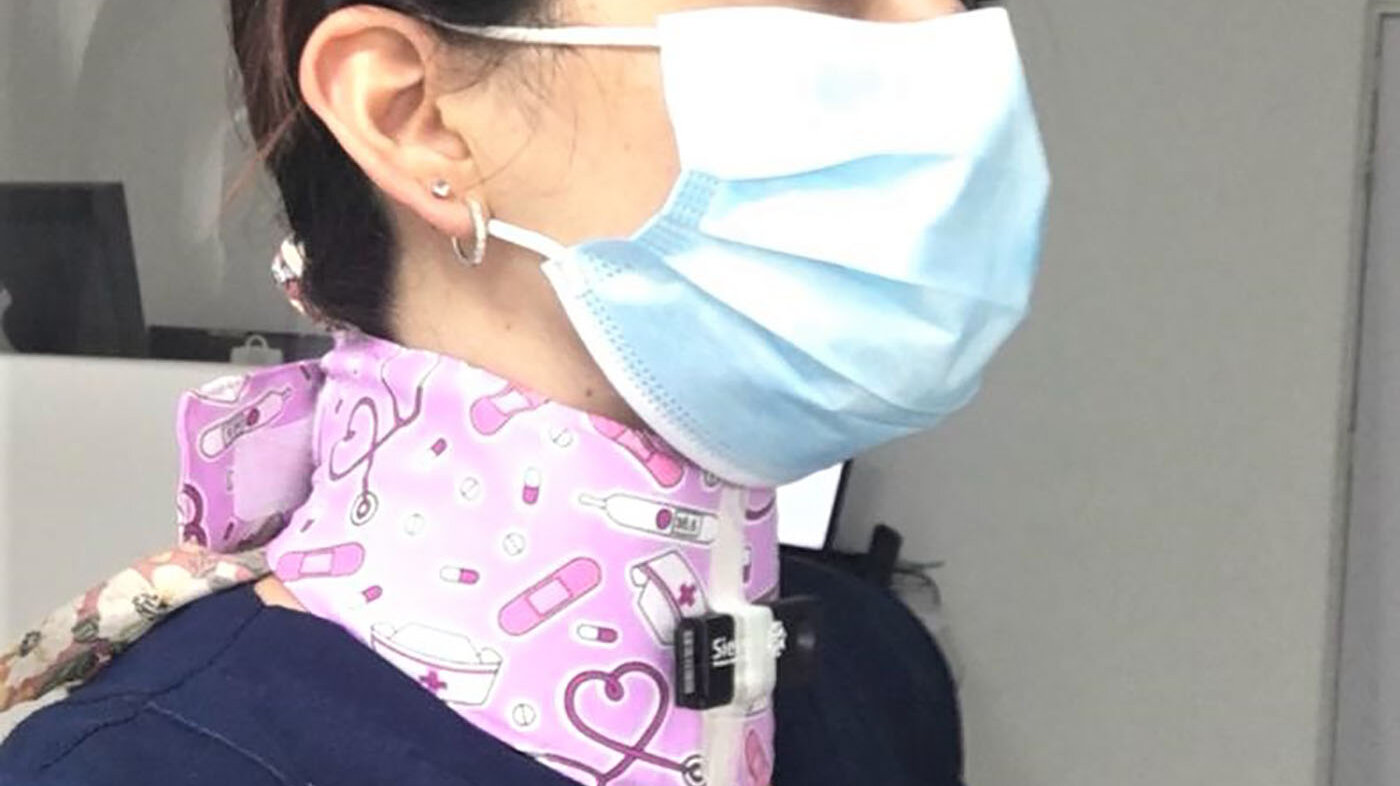 El protector tiroidal (en la foto) permite cubrir únicamente la tiroides en el procedimiento de mamografía sin interferir en la imagen. Foto: Andrea Nathalia Vargas Castillo, Física de la Facultad de Ciencias de la UNAL.