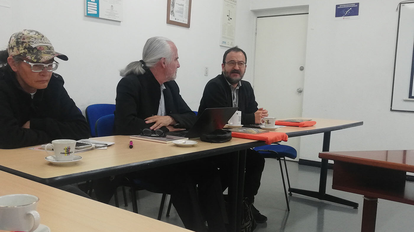 Los profesores Mario Hernández y Juan Carlos Eslava, de la Facultad de Medicina de la UNAL, durante el “Encuentro internacional de patrimonio cultural de salud en perspectiva de derecho a la salud y a la paz de Colombia”. Foto: Maestría en Museología y Gestión del Patrimonio UNAL.