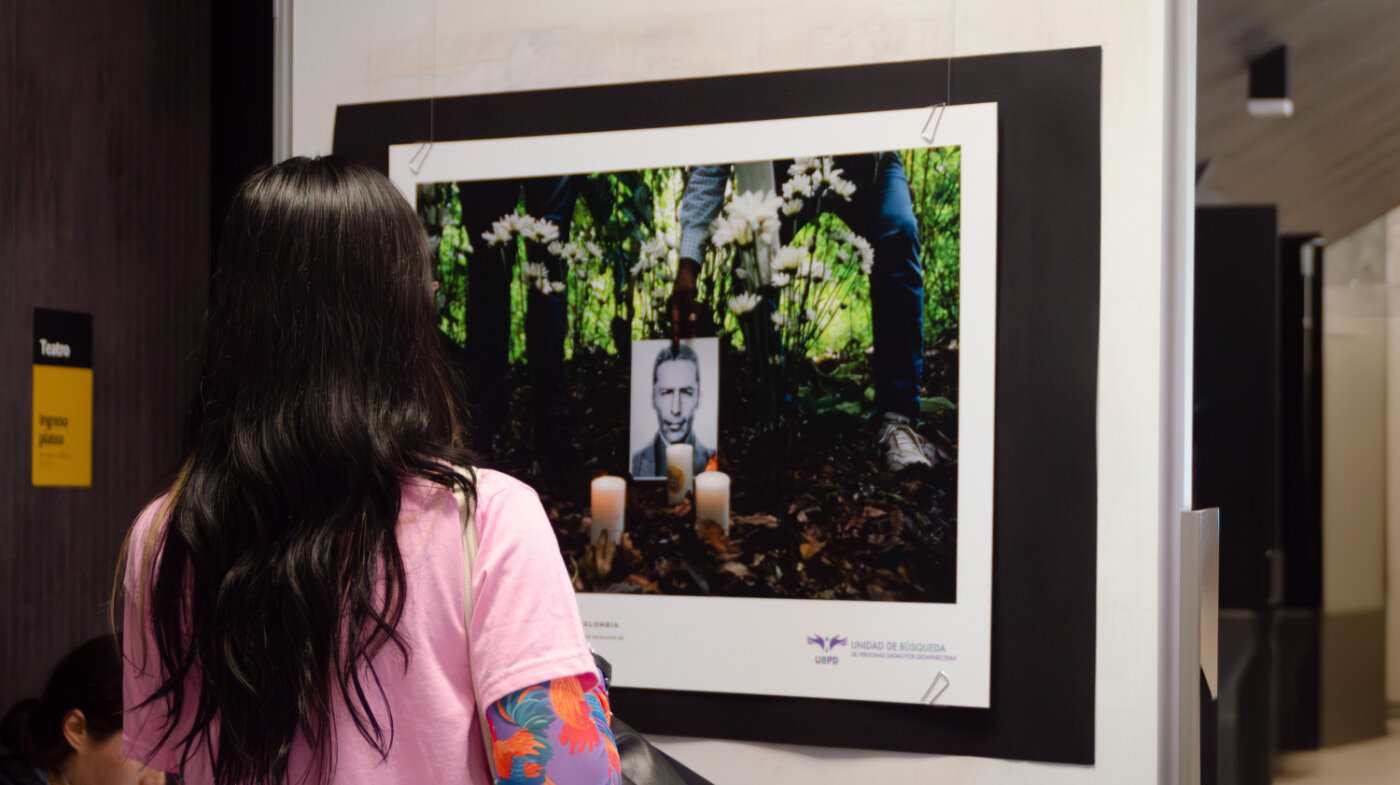 La exposición “El camino de la búsqueda” abrió el evento; en ella se retrata la desaparición forzada, una de las prácticas más crueles y sistemáticas durante el conflicto armado en Colombia. Foto: María Fernanda Londoño, Unimedios. 