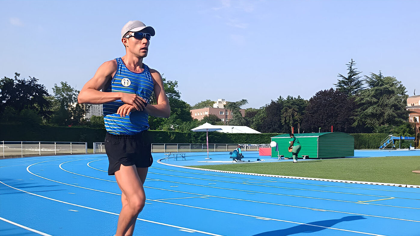 La pasión de César Herrera se fue gestando cuando sintió que uno de sus planes preferidos era caminar largas distancias. Foto: Daniel Giovanni Castro, profesor de atletismo de la UNAL. 