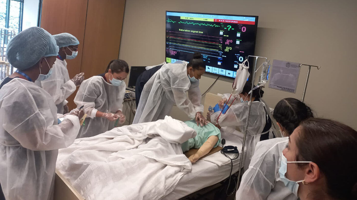 Estudiantes de Enfermería realizan una simulación de reanimación cardiopulmonar, o código azul. Foto: Yuliana Ramírez Racines, estudiante de Enfermería, UNAL Sede Tumaco.