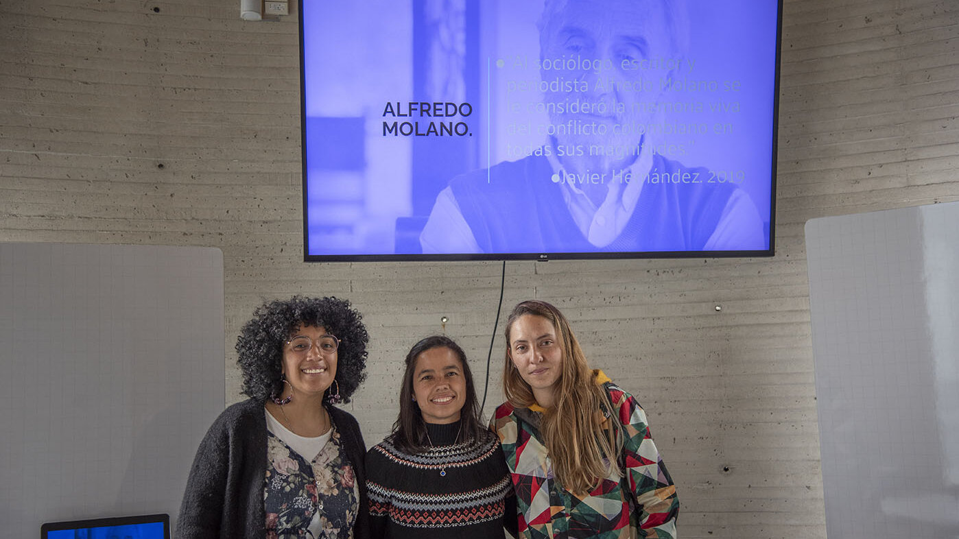 La profesora Julieth Paola Losada Muñoz, Camila Bautista y Conni Guevara, integrantes del Observatorio de Asuntos de Género de la UNAL. Foto: Jeimi Villamizar – Unimedios.