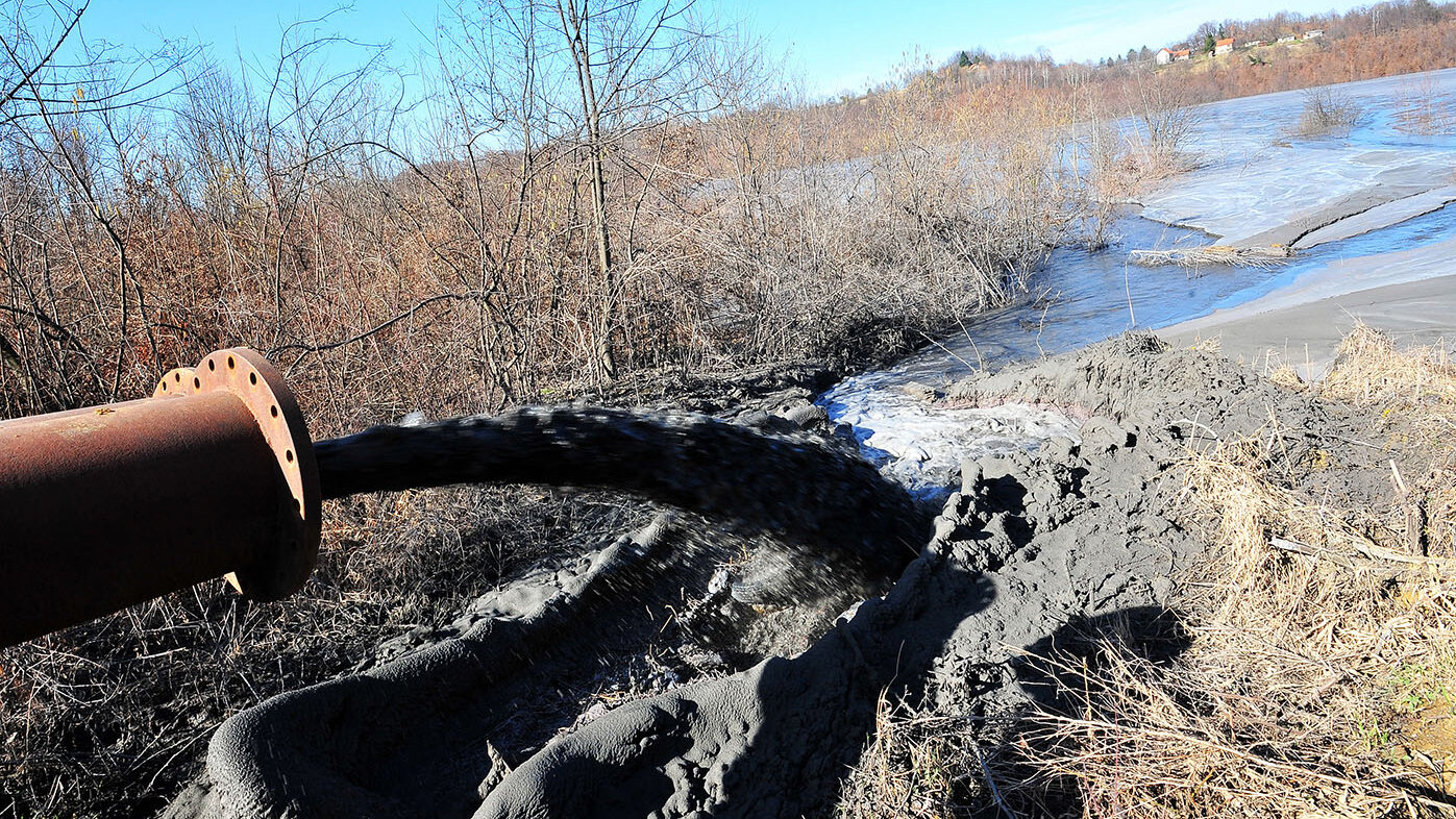 La ceniza de carbón absorbería los asfaltenos que contaminan las fuentes hídricas. Foto: Elvis Barukcic - AFP.