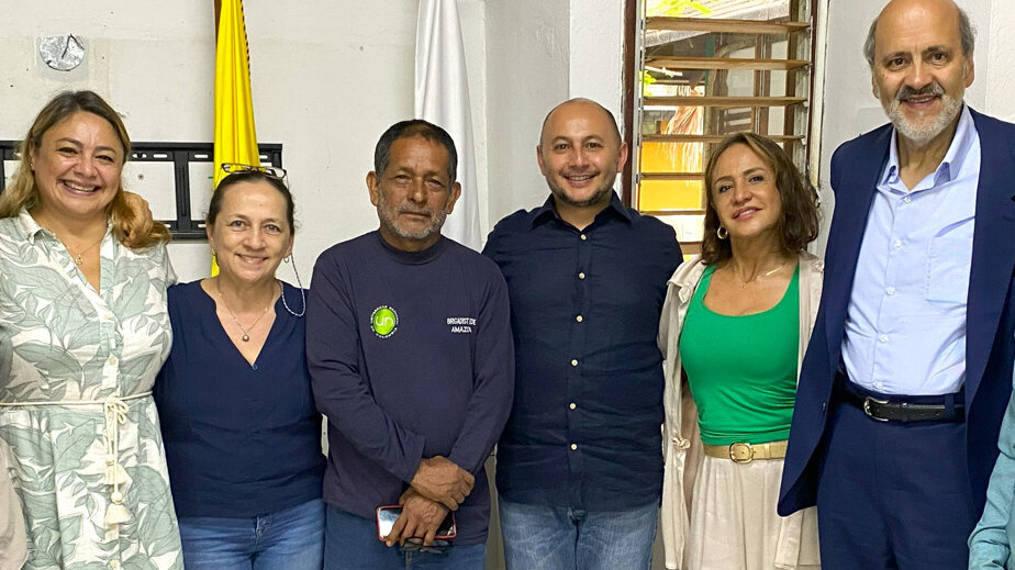 El rector Leopoldo Múnera Ruiz y vicerrector General, Andrés Felipe Mora, junto a la planta administrativa de la UNAL Sede Amazonia. Foto: Harrison Calderón, Comunicaciones Sede Amazonia.