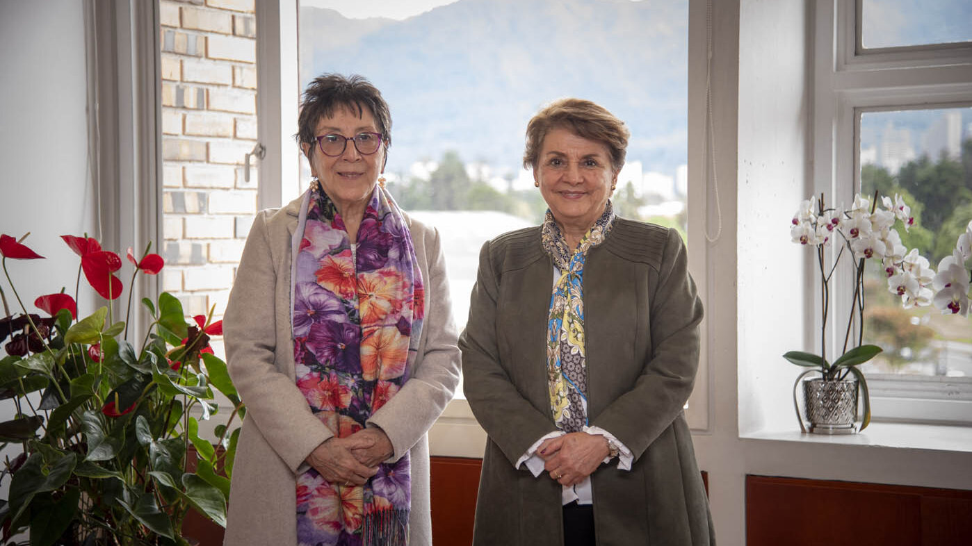 María Inés Ruz Zañartu, embajadora de Chile en Colombia, en compañía de la profesora Dolly Montoya Castaño, rectora de la UNAL. Foto: Jeimi Villamizar, Unimedios.