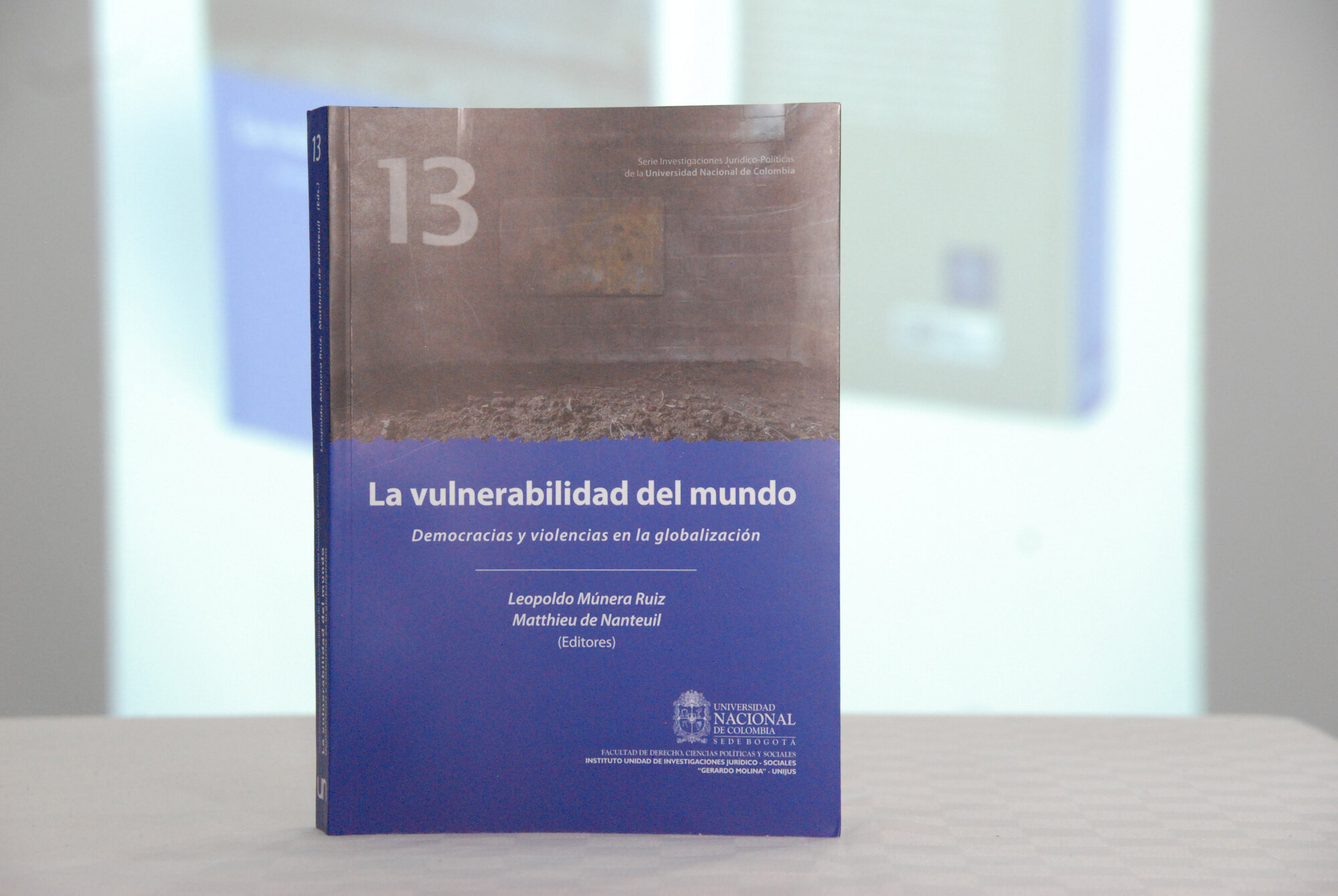 Carátula del libro La vulnerabilidad del mundo. Democracias y violencia en la globalización.