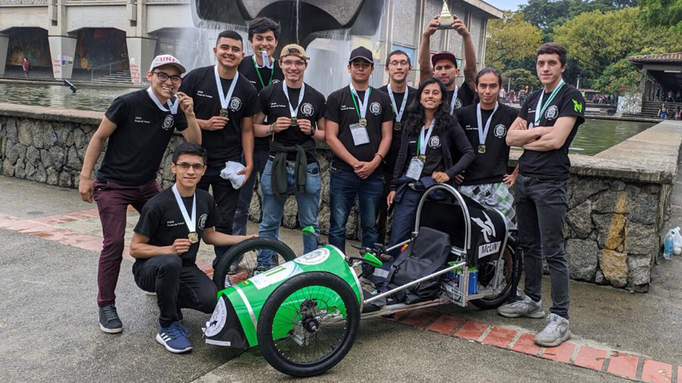 El grupo STEOS, conformado por 23 estudiantes de la UNAL Sede Bogotá, obtuvo el primer lugar en la I Competencia Nacional de Tracción Eléctrica, realizada en 2019. Fotos: Grupo STEOS.