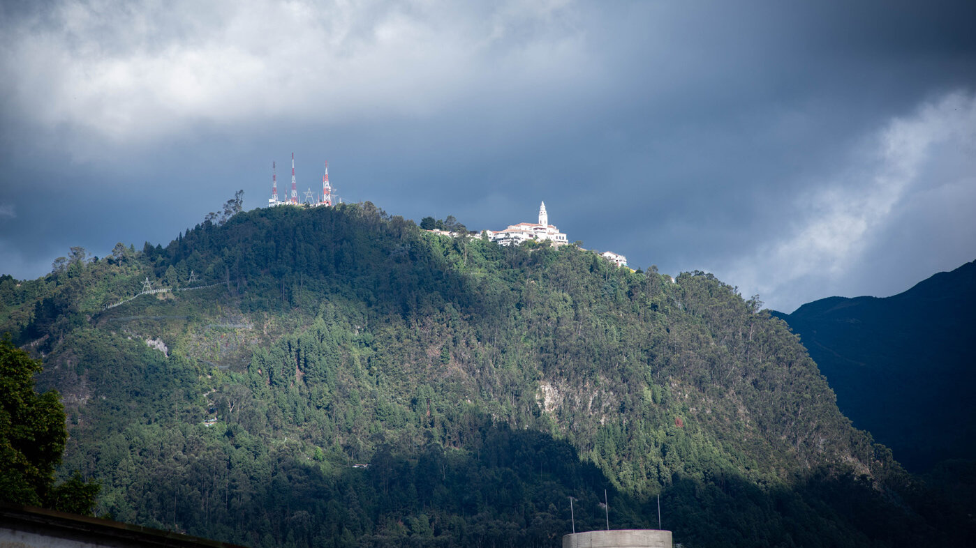 Los Cerros Orientales albergan el acuífero Guadalupe, una fuente subterránea de agua limpia que está en riesgo por la deforestación y la falta de medidas de protección. Foto: Nicol Torres, Unimedios.