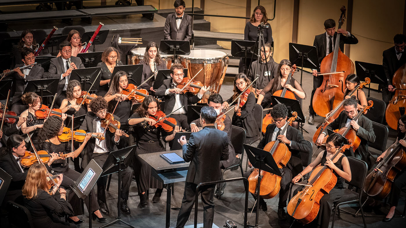 La Orquesta Sinfónica estuvo a cargo del director Óscar Vargas.  Fotos: María Fernanda Londoño de la Hoz, Unimedios.