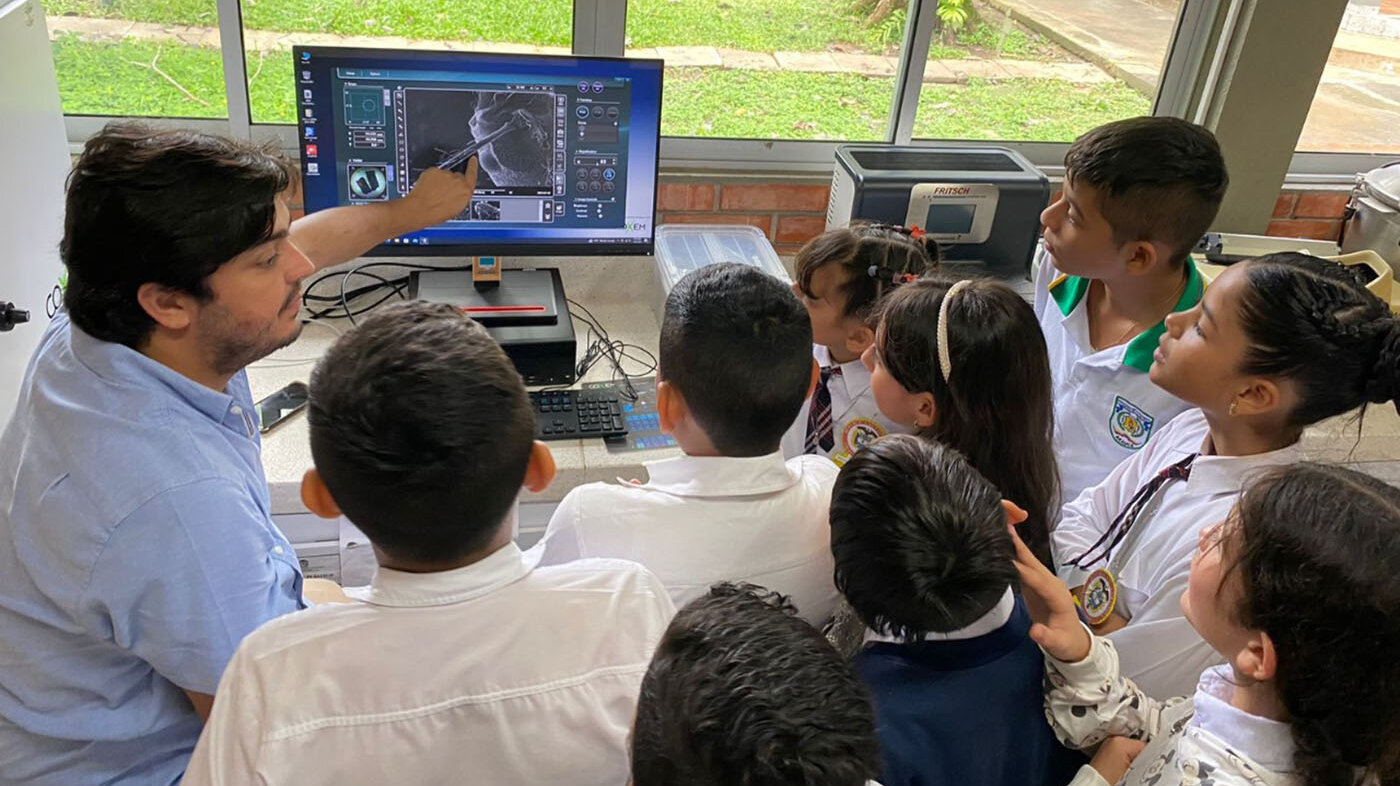 Con el proyecto se busca que los niños de primaria se capaciten en robótica, electrónica y otras áreas. Foto: Luis Torres, profesional Área de Extensión- UNAL Sede Orinoquia.