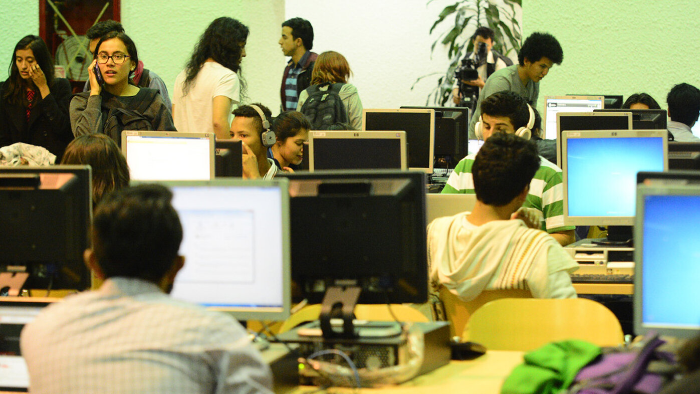 Durante décadas el cambio tecnológico ha incidido para que el mercado laboral seleccione a las personas con mayor preparación en años de estudios. Foto: archivo Unimedios.