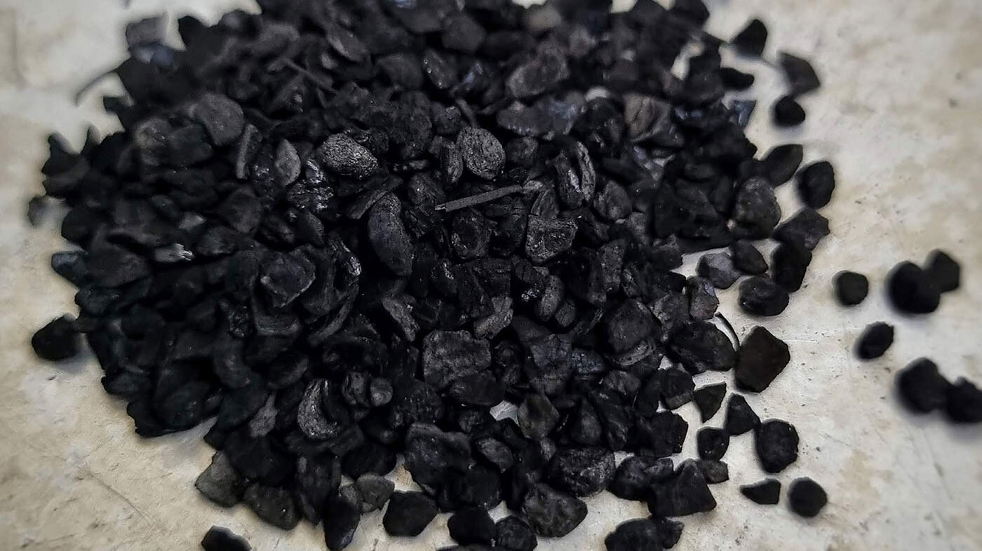  El carbón activado es uno de los productos que se pueden obtener de la pirólisis de biomasa. Foto: Marlon Fabián Córdoba Ramírez, Ph. D. en Ingeniería – Sistemas Energéticos de la UNAL Sede Medellín.