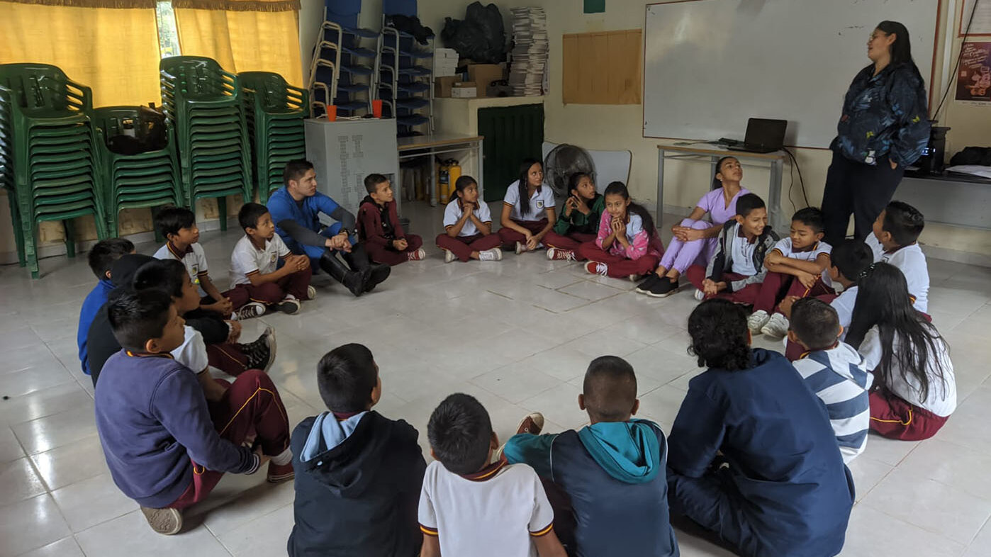 En las escuelas de las comunidades indígenas y campesinas visitadas se realizan actividades de cuidado bucal con los niños y jóvenes. Fotos: UN por Colombia