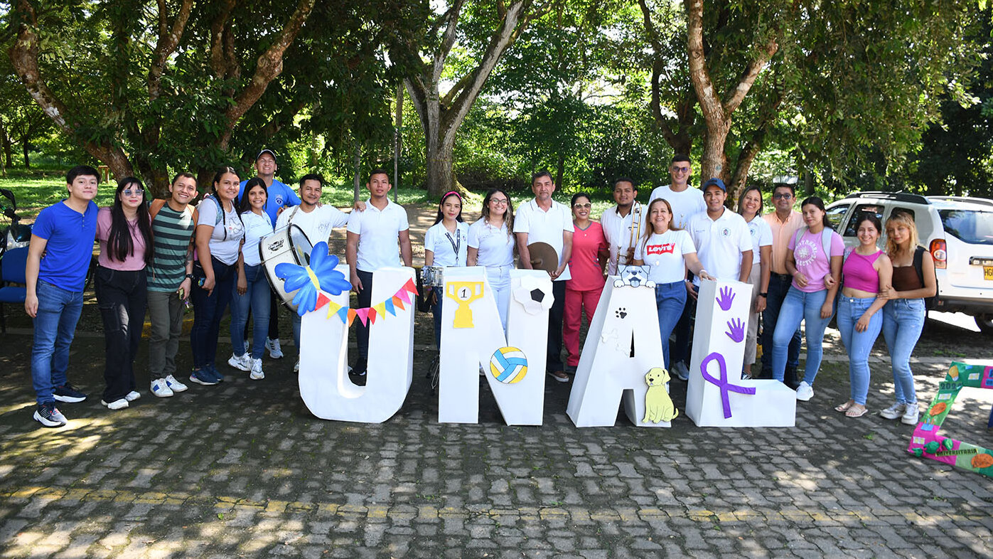 Profesionales de la UNAL de las Áreas de Bienestar y Salud les dieron la bienvenida a los estudiantes de la Sede Orinoquia con música y alegría. Fotos: Centro de Producción Radiofónica UNAL Sede Orinoquia. 