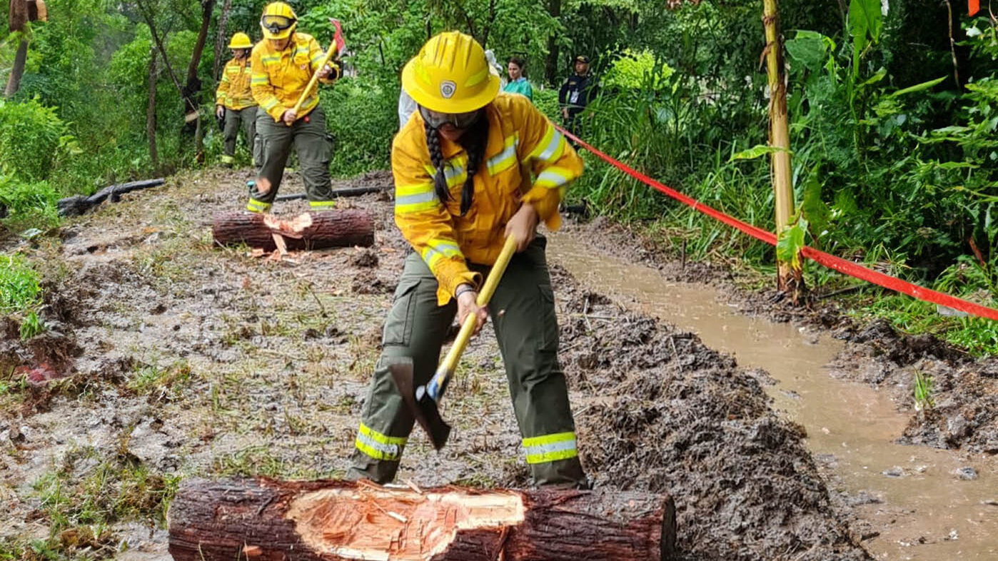 Los bomberos también se dedican a actividades de gestión del riesgo, adaptación y mitigación frente al cambio climático. Foto: John Ocampo Madrigal, magíster en Medio Ambiente y Desarrollo de la UNAL. 