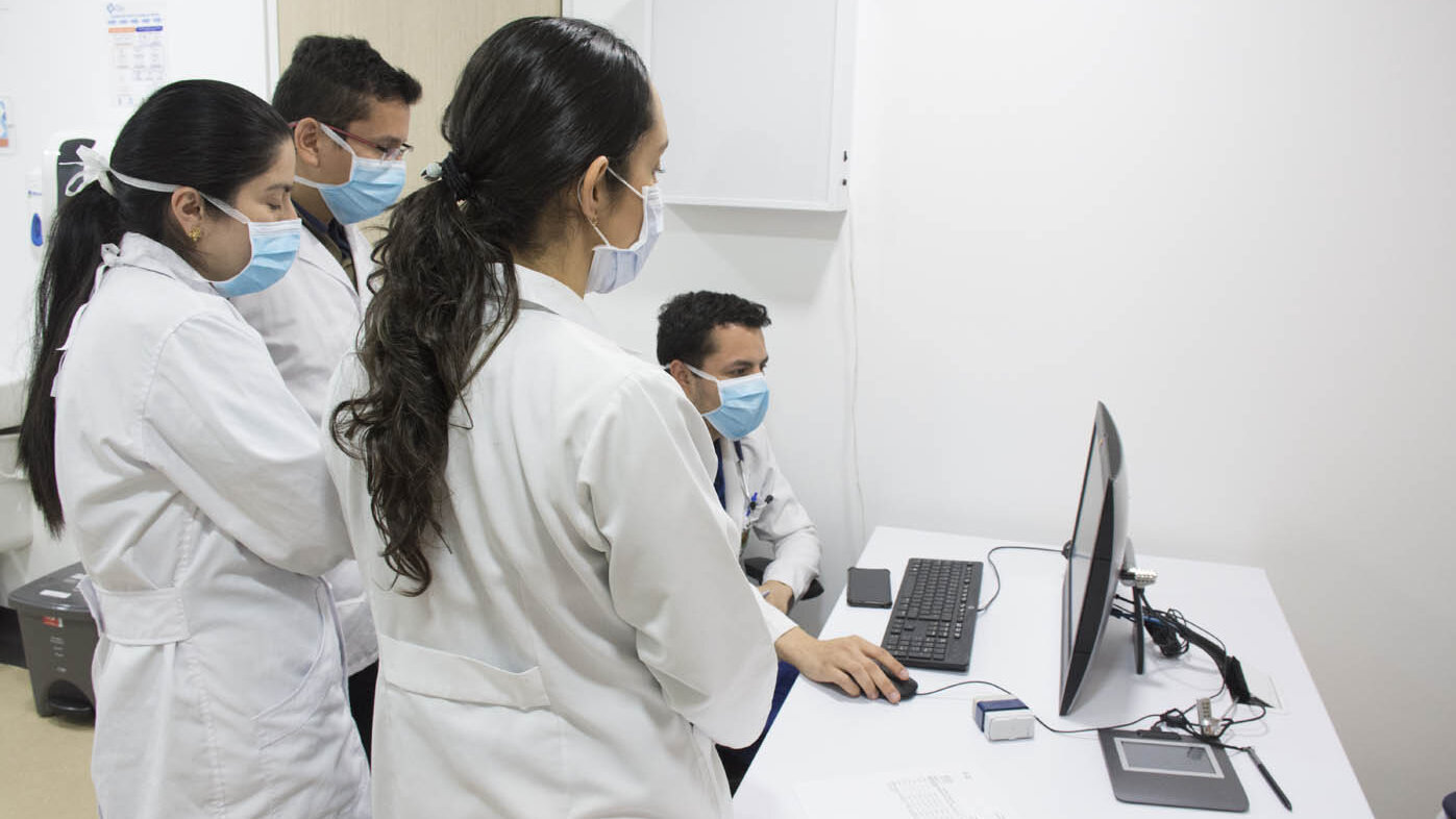 El programa TeleUCI Solidaria cuenta con profesionales expertos en el manejo del paciente crítico las 24 horas, quienes ofrecen apoyo gratuito a los hospitales públicos.  Fotos Brandon Pinto - Unimedios