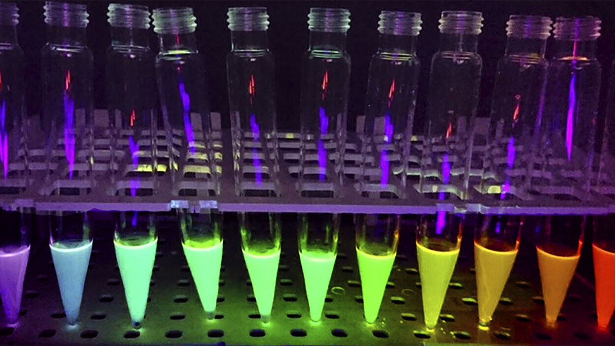 Los puntos cuánticos serían la respuesta para detectar mercurio, ya que su luminocidad ayuda a saber cuándo está presente el elemento. Foto: Gilma Granados Oliveros, profesora del Departamento de Química de la UNAL.