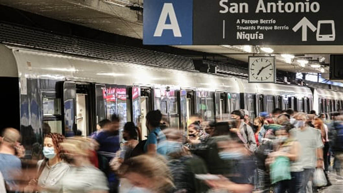 Según la empresa Metro, el 70 % de las fallas del sistema obedecen al uso inadecuado por las puertas de los trenes.  Fotos: Metro de Medellín.
