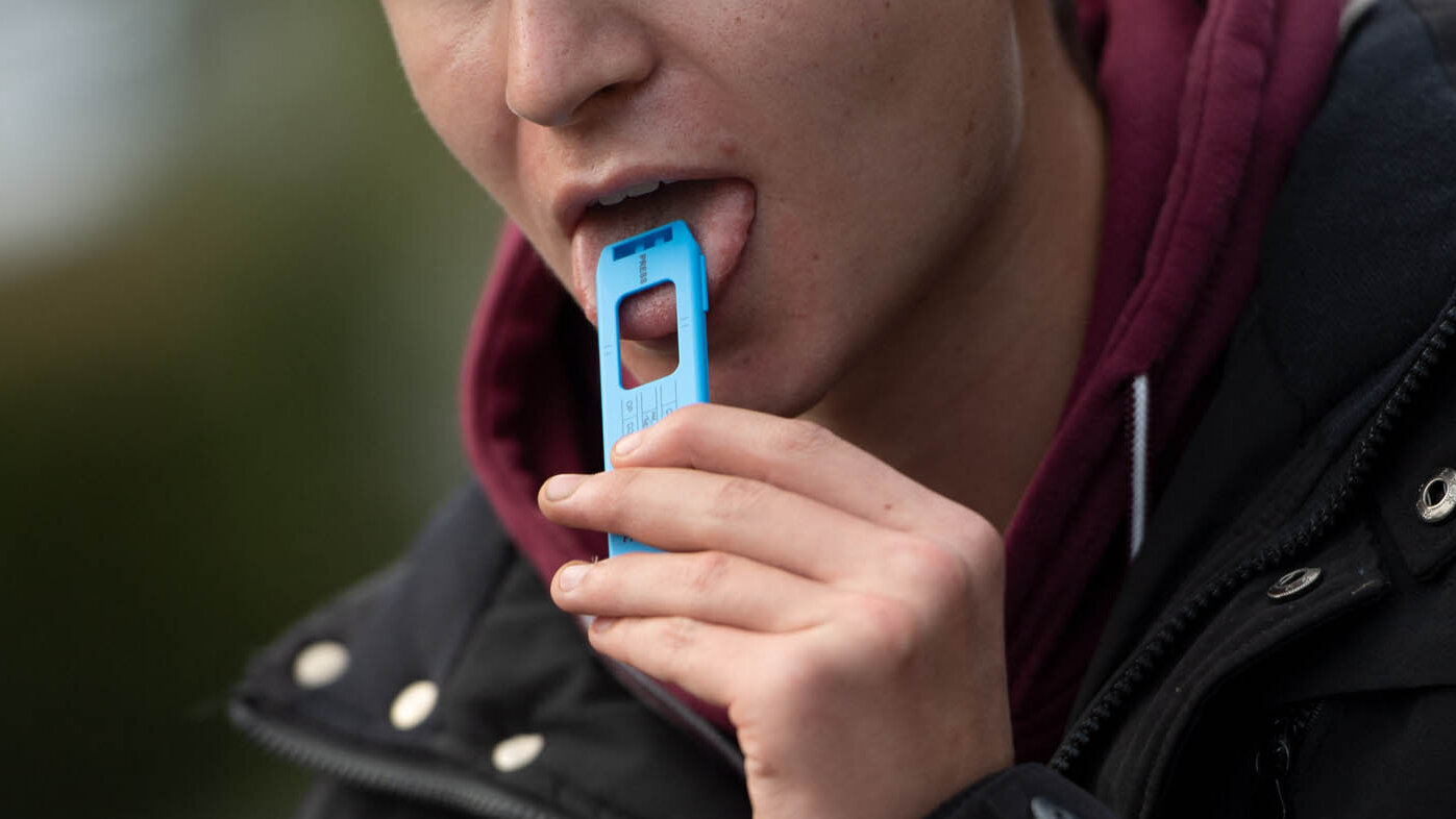 La saliva permite evaluar el consumo reciente de drogas. Foto: Loic Venance-AFP