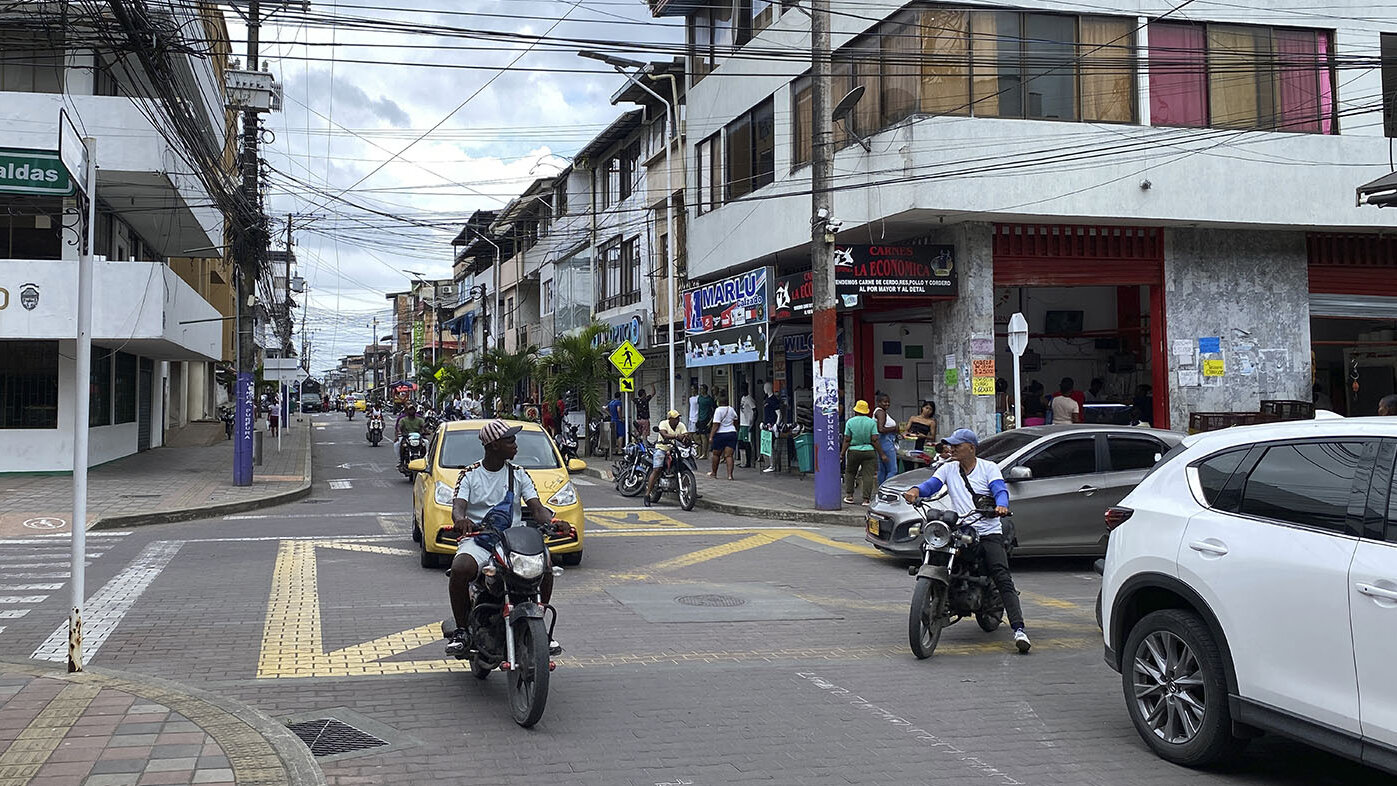 La ingeniera civil Natalia Reina aborda el análisis y la planificación del estacionamiento en las vías principales del centro de Tumaco. Fotos: Natalia Reina Sarmiento, ingeniera civil UNAL.