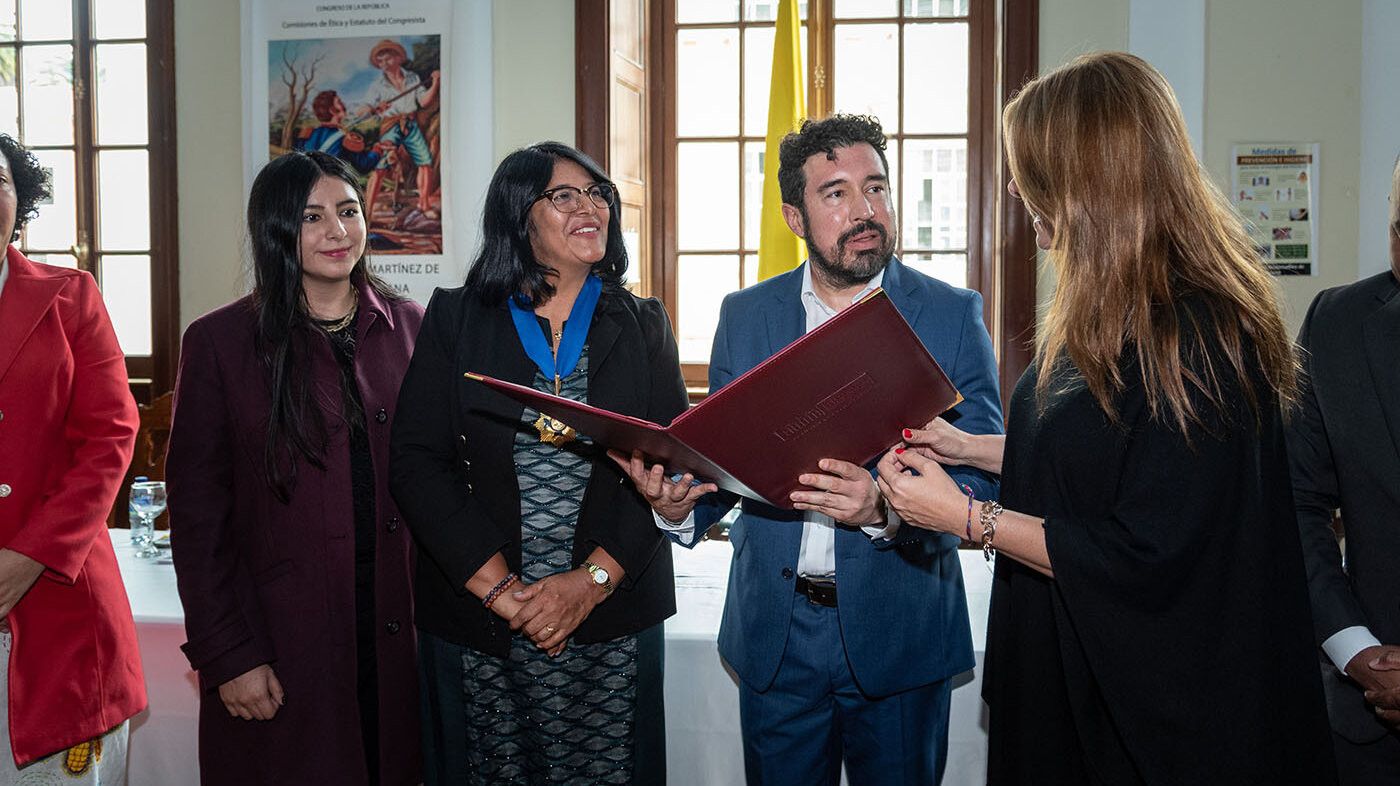 Parte del equipo gestor de la Cátedra recibió el reconocimiento otorgado por el Congreso de la República de Colombia. Foto: Jeimi Villamizar, Unimedios.