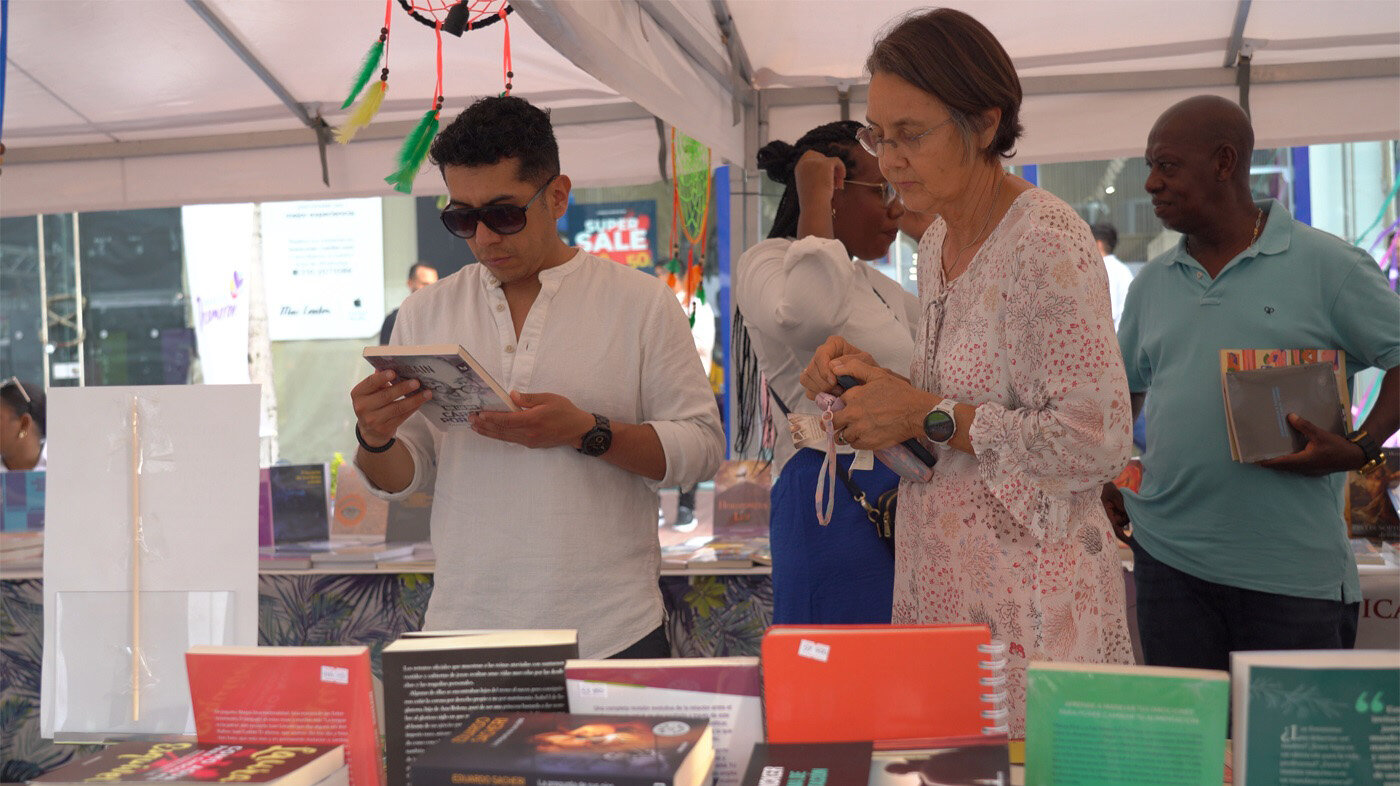 Turistas exploran la oferta literaria en los stands de la FILSAI 2024. Fotos: En El Estudio.