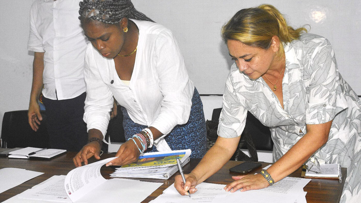 La ministra de Educación, Aurora Vergara Figueroa, y la profesora Eliana Jiménez, directora de la UNAL Sede Amazonia, firman el memorando de entendimiento. Fotos: Harrison Calderón, Comunicaciones UNAL Sede Amazonia.