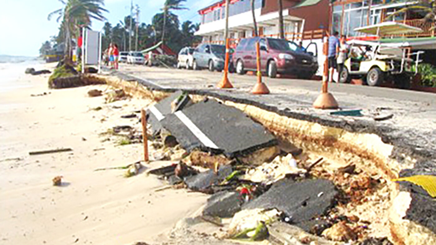 Destrucción de la carretera principal de San Andrés a causa de la erosión costera. Foto: Richard García, fotógrafo Casa Editorial Welcome.