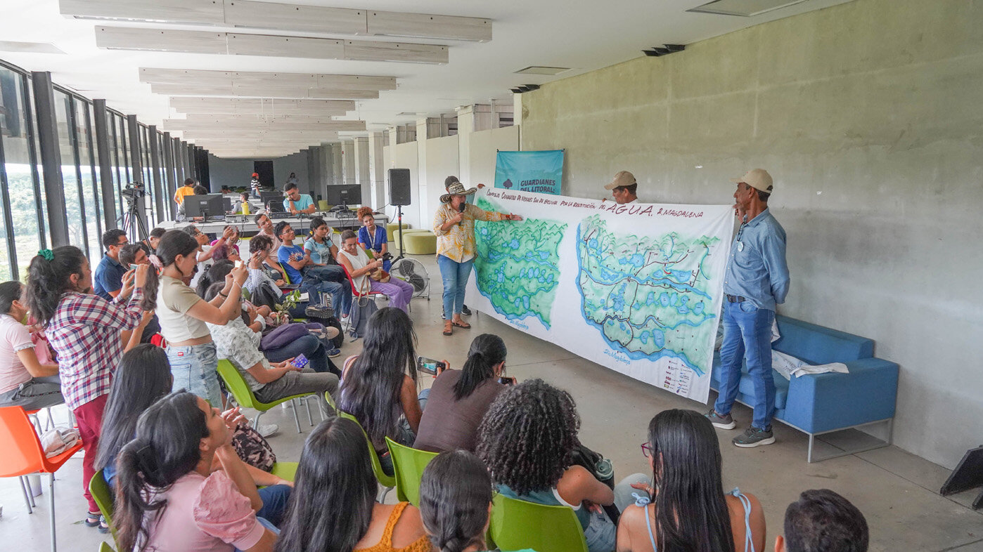 Los panelistas discuten estrategias para restituir el agua en el río Magdalena, compartiendo perspectivas interdisciplinarias. Fotos: Comunicaciones Sede de La Paz.