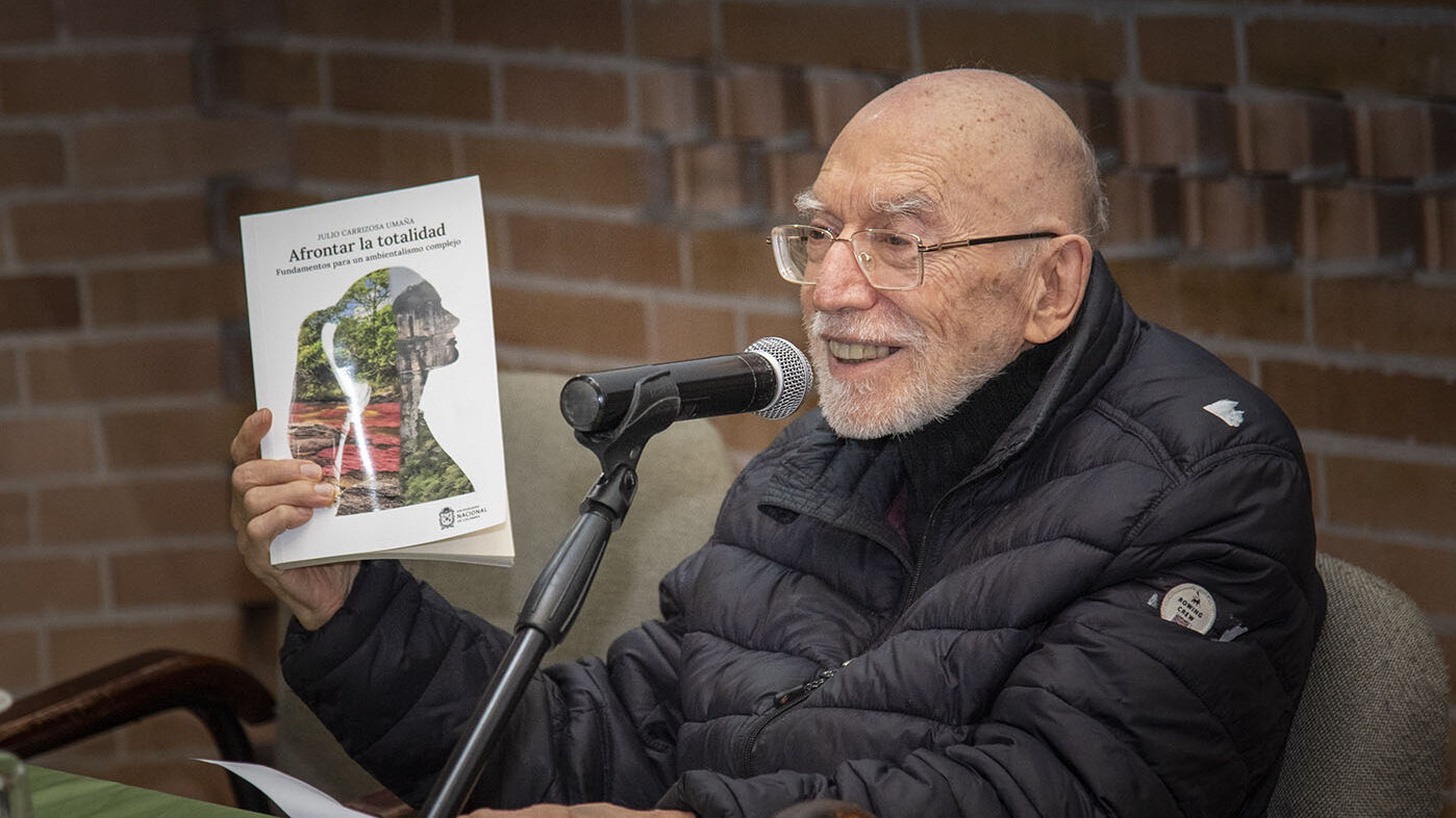 Julio Carrizosa Umaña, impulsor del ambientalismo en el país por más de 69 años y autor del libro Afrontar la totalidad: Fundamentos para un ambientalismo complejo. Fotos: Jeimi Villamizar, Unimedios.