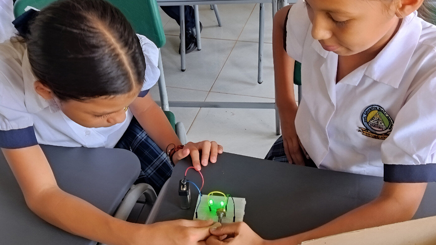 En Vichada 80 estudiantes de primaria entendieron el mundo de la electrónica con talleres didácticos llevados por la UNAL Sede Orinoquia. Fotos: Luis Torres, área de investigación de la UNAL Sede Orinoquia.