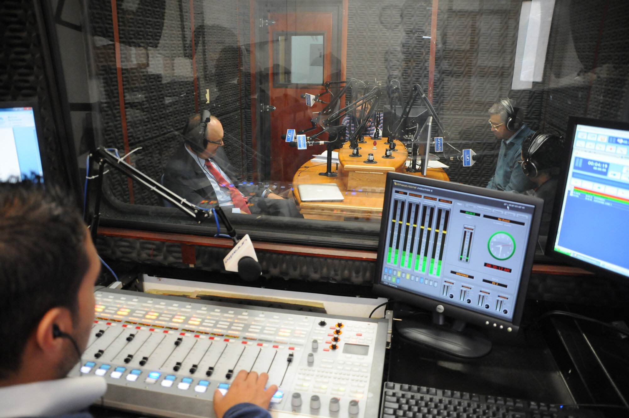 UN Radio registra frecuencias en Bogotá, Medellín y UN Radio Web.