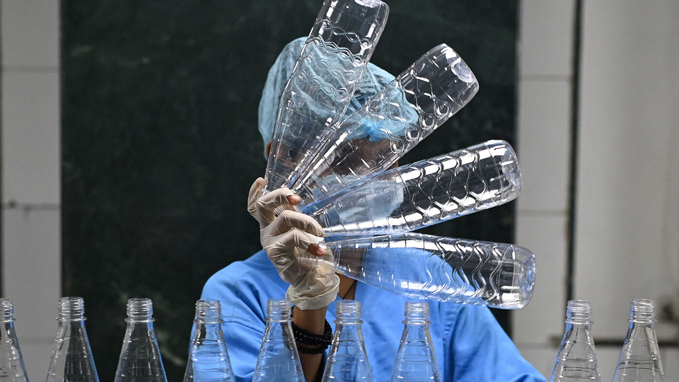 Estas bacterias “eléctricas” ayudarían a reducir el uso de petróleo y sus derivados en la producción de plástico. Foto: Sajjad Hussain/ AFP.