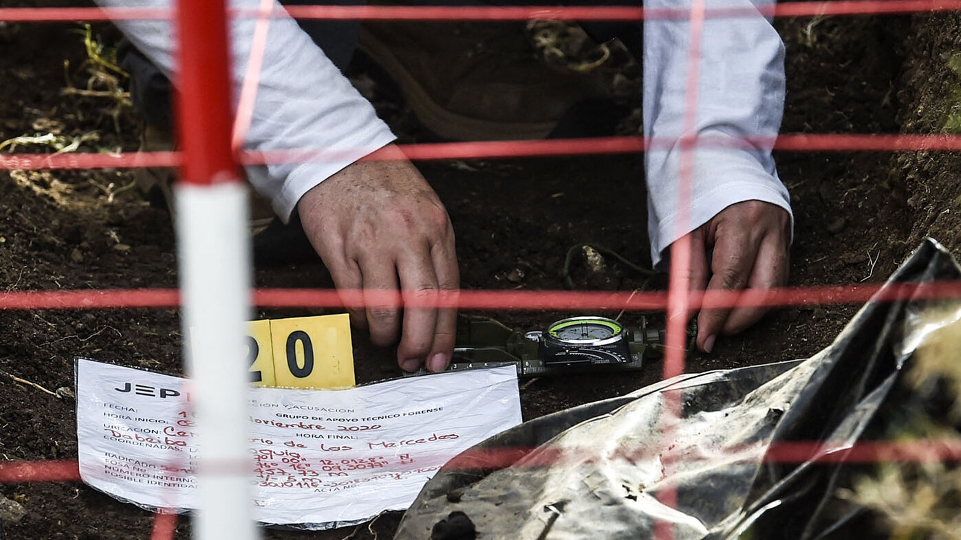 En la patología forense se estudian los traumas, lesiones y enfermedades que llevaron a la muerte de las personas, lo cual ayudaría a encontrar pistas sobre los desaparecidos. Foto: Joaquín Sarmiento – AFP.