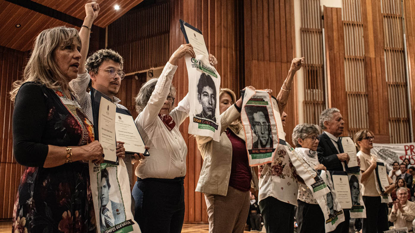 La UNAL entregó títulos simbólicos a 8 estudiantes desaparecidos en 1982. Foto: Colectivo de Abogados José Alvear Restrepo.