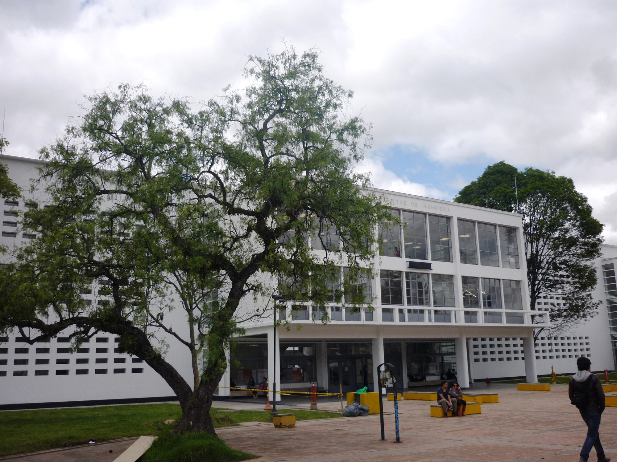 La exposición está ubicada en el hall central del Edificio Insignia Julio Garavito Armero de la Facultad de Ingeniería de la U.N.