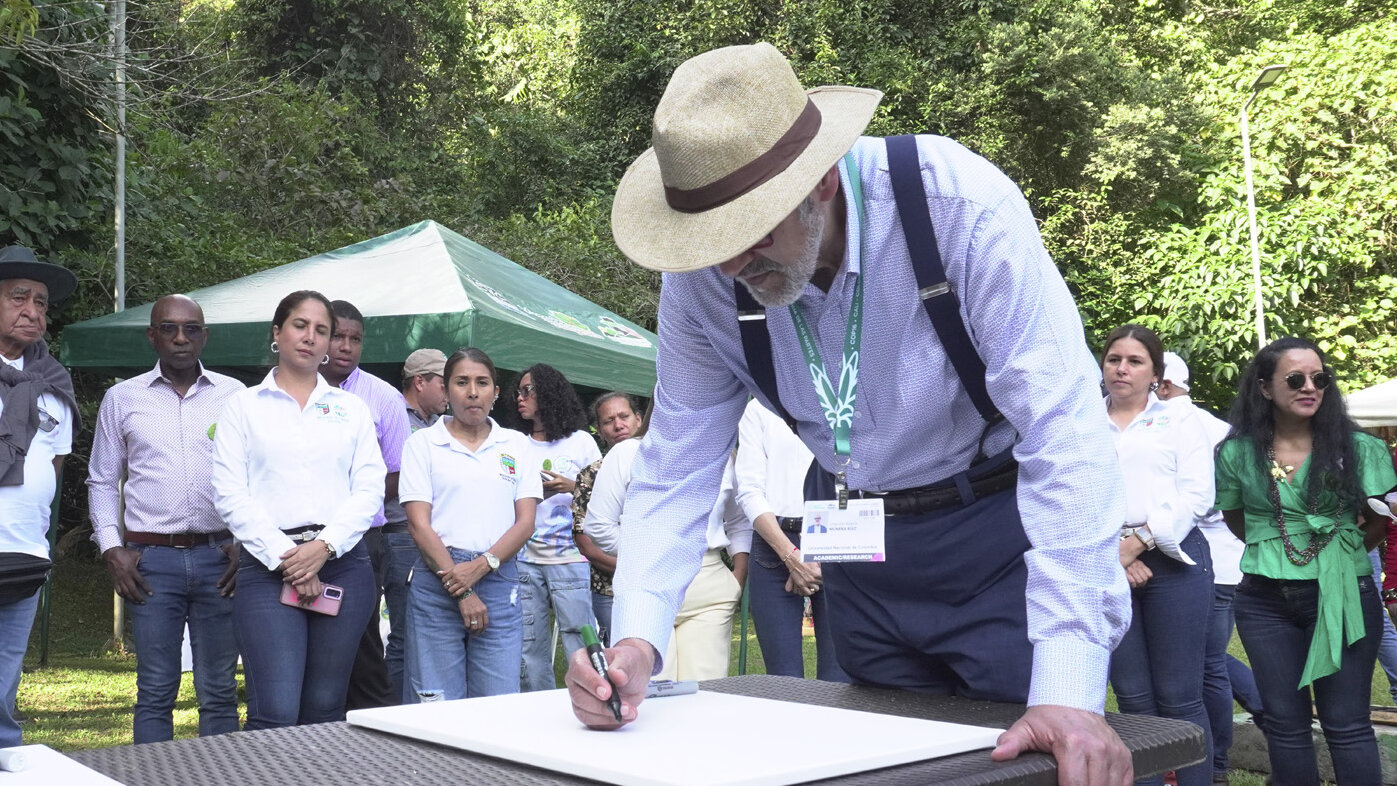 Directivas de la UNAL firmaron hoy el compromiso de la Institución con la biodiversidad. Fotos: Unimedios Palmira.